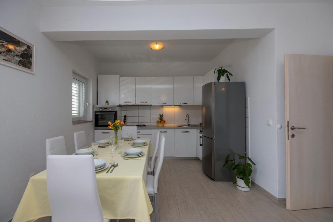 Apartment With Big And Free Private Parking Makarska Exterior foto